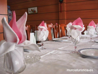 Mesa vestida en el Restaurante Chino Gran Muralla